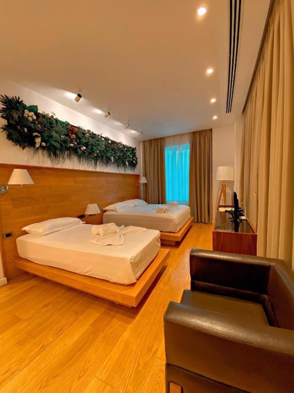 Crown Boutique Hotel Durrës Esterno foto